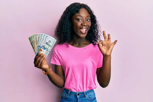 Hermosa Mujer Joven Africana Sosteniendo Dólares Haciendo Signo Con Los —  Fotos de Stock