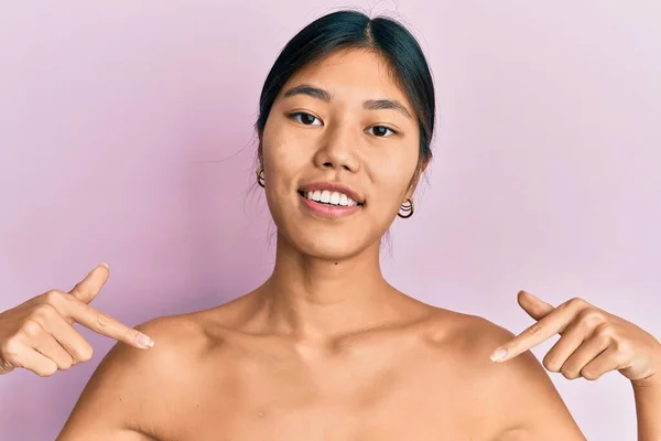 Jonge Chinese Vrouw Staat Topless Tonen Huid Zelfverzekerd Met Glimlach — Stockfoto
