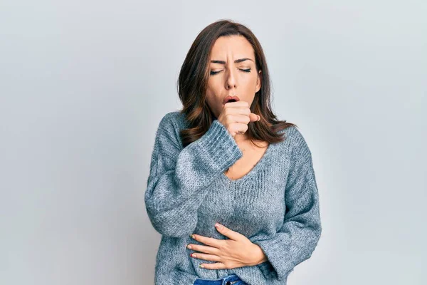 Junge Brünette Frau Lässigem Winterpullover Fühlt Sich Unwohl Und Hustet — Stockfoto