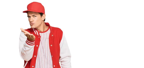 Schöner Kaukasischer Mann Baseball Uniform Der Die Kamera Blickt Und — Stockfoto