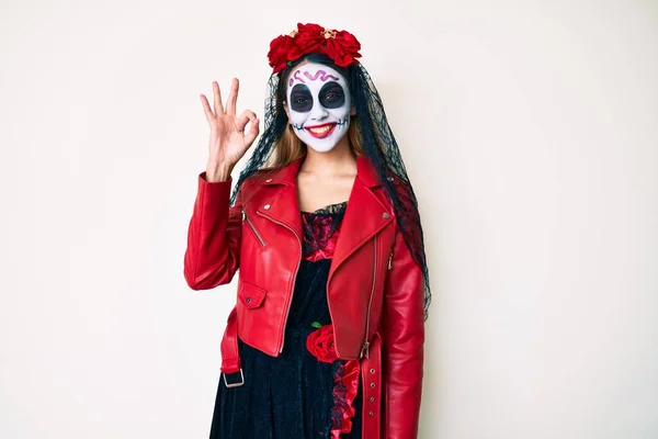 Mulher Vestindo Dia Traje Morto Sobre Branco Sorrindo Positivo Fazendo — Fotografia de Stock