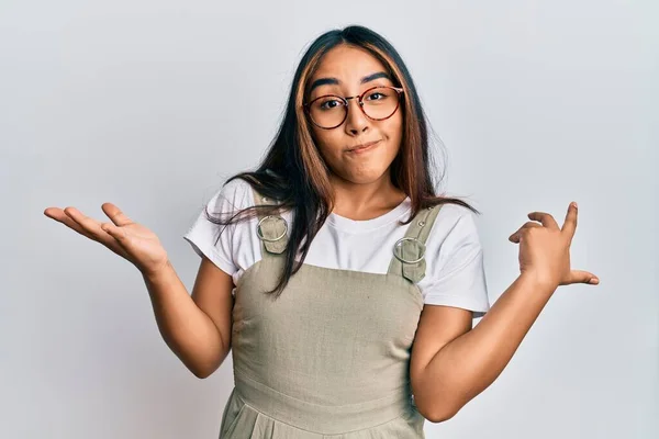 Ung Latinamerikansk Kvinna Bär Casual Kläder Och Glasögon Ledtrådar Och — Stockfoto