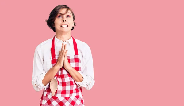 Kısa Saçlı Profesyonel Aşçı Önlüğü Giyen Elleri Bağlı Yalvaran Dua — Stok fotoğraf
