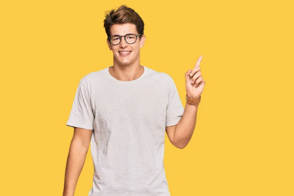 Bonito Homem Caucasiano Vestindo Roupas Casuais Óculos Com Grande Sorriso — Fotografia de Stock