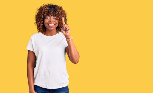 Junge Afrikanisch Amerikanische Frau Trägt Legeres Weißes Shirt Und Zeigt — Stockfoto