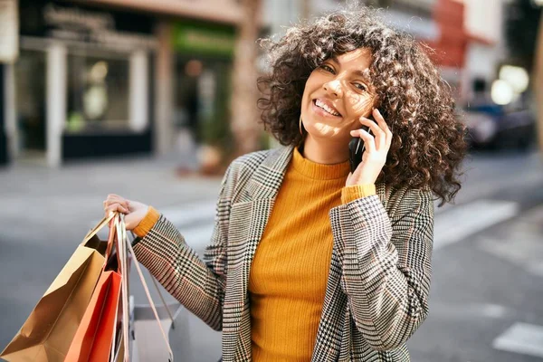 Junge Hispanische Frau Geht Shoppen Und Telefoniert Der Stadt — Stockfoto
