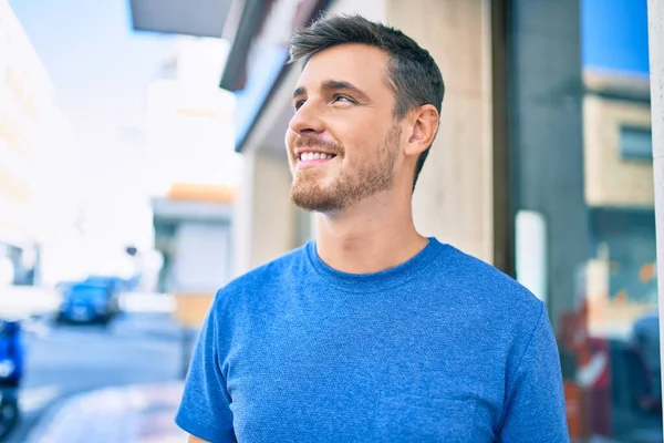 Joven Hombre Caucásico Sonriendo Feliz Caminando Ciudad —  Fotos de Stock