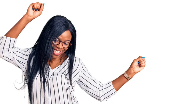 Молодая Африканская Американка Повседневной Одежде Очках Танцует Счастливой Веселой Улыбаясь — стоковое фото