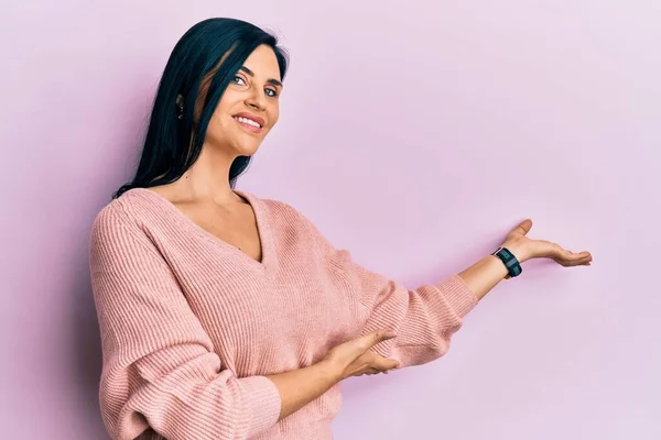 Jonge Kaukasische Vrouw Dragen Casual Kleding Uitnodigen Gaan Glimlachen Natuurlijk — Stockfoto