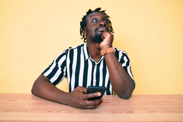 Jovem Afro Americano Com Tranças Usando Smartphone Sentado Mesa Rosto — Fotografia de Stock