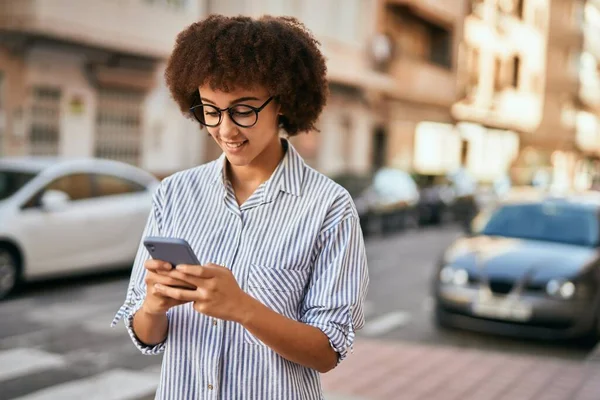 Jovem Empresária Hispânica Sorrindo Feliz Usando Smartphone Cidade — Fotografia de Stock