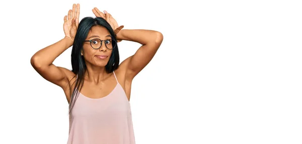 Mujer Afroamericana Joven Con Ropa Casual Gafas Haciendo Gesto Orejas — Foto de Stock