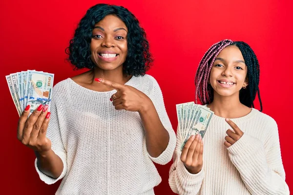 Bela Mãe Filha Africana Americana Segurando Dólares Sorrindo Feliz Apontando — Fotografia de Stock