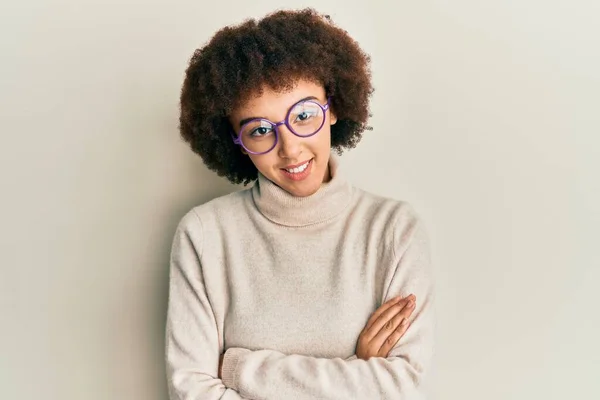 Ung Latinamerikansk Flicka Klädd Avslappnade Kläder Och Glasögon Glad Ansikte — Stockfoto