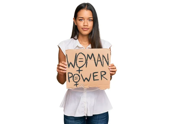 Hermosa Mujer Hispana Sosteniendo Mujer Poder Banner Pensamiento Actitud Expresión — Foto de Stock