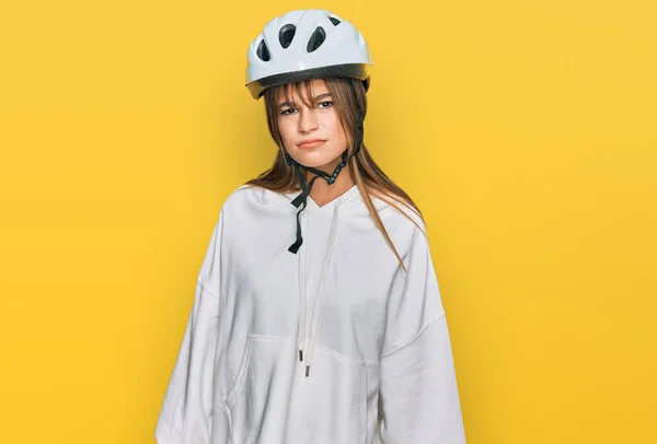 Teenager Kaukasischen Mädchen Mit Fahrradhelm Skeptisch Und Nervös Stirnrunzeln Wegen — Stockfoto