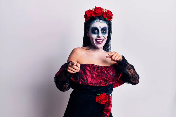 Mladá Žena Mexickém Dni Mrtvého Make Upu Ukazuje Prsty Kameru — Stock fotografie