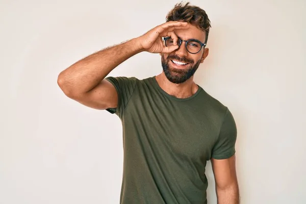 Jovem Hispânico Vestindo Roupas Casuais Óculos Sorrindo Feliz Fazendo Sinal — Fotografia de Stock