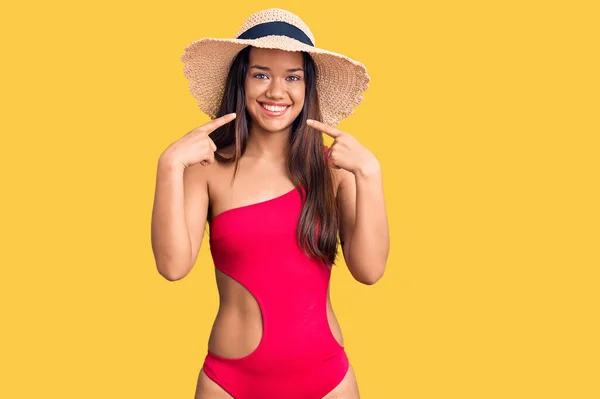 Joven Chica Latina Hermosa Con Traje Baño Sombrero Verano Sonriendo — Foto de Stock