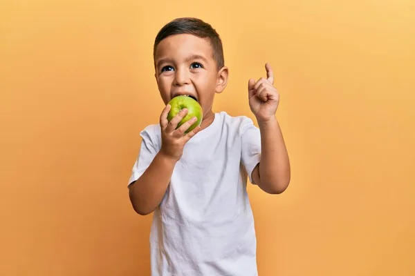 Bedårande Latin Småbarn Ler Gärna Äta Grönt Äpple Tittar Till — Stockfoto