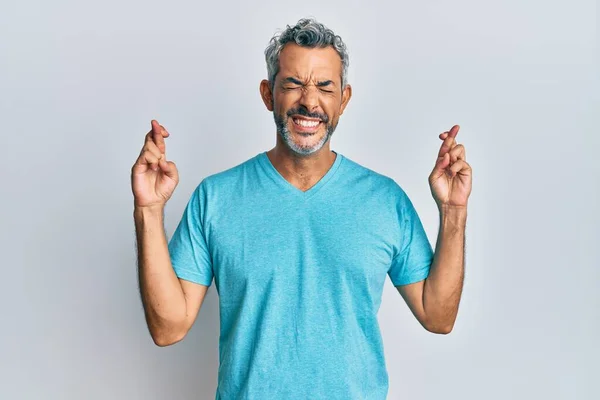 Hombre Pelo Gris Mediana Edad Vistiendo Ropa Casual Haciendo Gestos —  Fotos de Stock