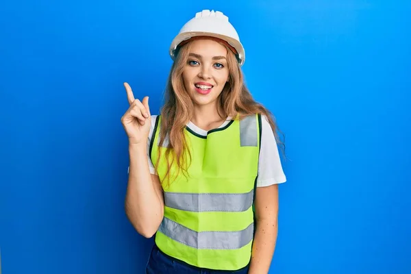 Hermosa Mujer Rubia Caucásica Usando Arquitecto Hardhat Sonriendo Con Una — Foto de Stock