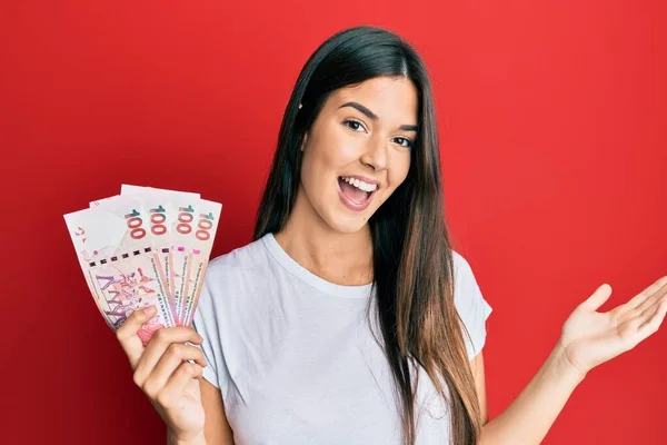 Joven Morena Sosteniendo Hong Kong Billetes 100 Dólares Celebrando Logro — Foto de Stock