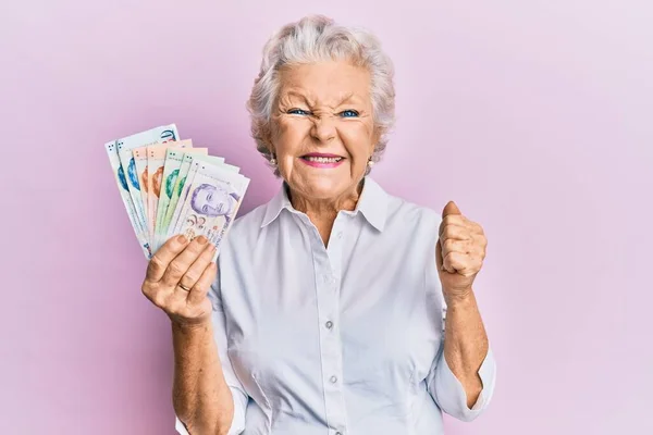 Senior Šedovlasá Žena Drží Singapurské Dolary Bankovky Křičí Hrdě Slaví — Stock fotografie