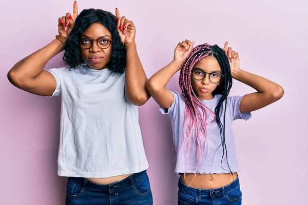 Bela Mãe Filha Africana Americana Vestindo Roupas Casuais Óculos Fazendo — Fotografia de Stock