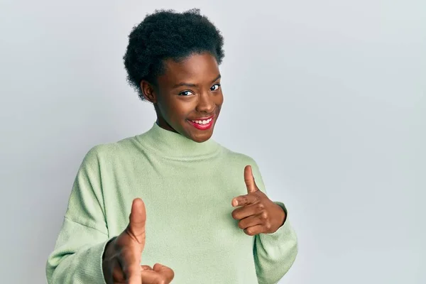 Mladá Africká Americká Dívka Neformálním Oblečení Ukazuje Prsty Fotoaparát Šťastnou — Stock fotografie