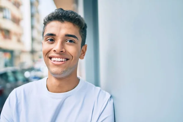 Joven Latino Sonriendo Feliz Apoyado Pared Ciudad —  Fotos de Stock