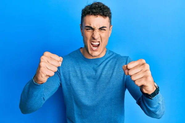 Homem Jovem Hispânico Vestindo Camisola Inverno Casual Com Raiva Punhos — Fotografia de Stock