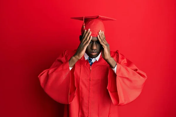 Νεαρός Αφροαμερικάνος Καπέλο Αποφοίτησης Και Ρόμπα Τελετής Που Υποφέρει Από — Φωτογραφία Αρχείου