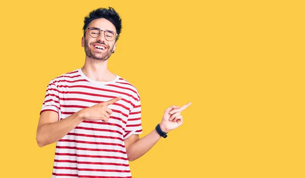 Joven Hispano Vestido Con Ropa Casual Sonriendo Mirando Cámara Apuntando — Foto de Stock