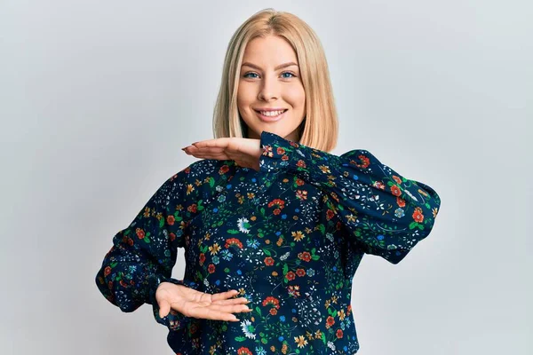 Młoda Blondynka Ubrana Luźne Ubrania Gestykulująca Dłońmi Pokazująca Duży Duży — Zdjęcie stockowe