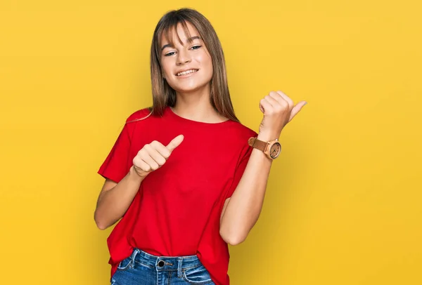 Adolescente Chica Caucásica Con Camiseta Roja Casual Apuntando Espalda Con — Foto de Stock