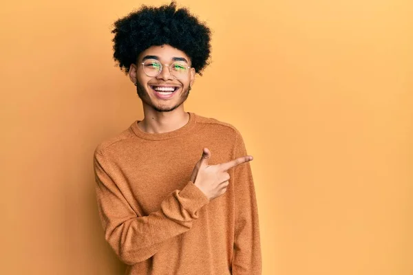 Jovem Americano Africano Com Cabelo Afro Vestindo Camisola Inverno Casual — Fotografia de Stock