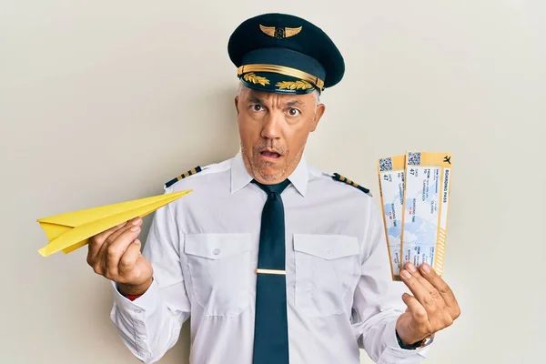 Pohledný Středního Věku Dospělý Pilot Muž Drží Papírové Letadlo Palubní — Stock fotografie