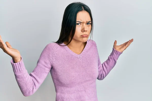 Menina Hispânica Jovem Vestindo Roupas Casuais Sem Noção Confuso Com — Fotografia de Stock