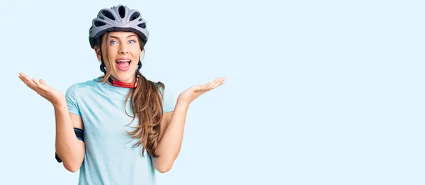 Красивая Кавказская Молодая Женщина Велосипедном Шлеме Празднует Победу Счастливой Улыбкой — стоковое фото