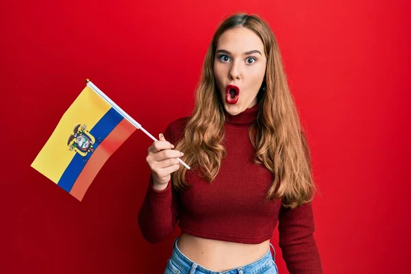 Νεαρή Ξανθιά Γυναίκα Κρατώντας Σημαία Εκουαδόρ Φοβάται Και Έκπληκτος Ανοιχτό — Φωτογραφία Αρχείου