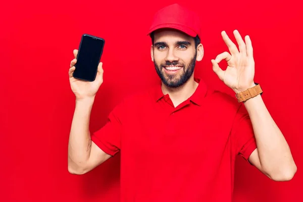 Jonge Knappe Man Met Baard Dragen Levering Uniform Houden Smartphone — Stockfoto