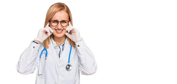 Mulher Branca Bonita Vestindo Uniforme Médico Estetoscópio Cobrindo Orelhas Com — Fotografia de Stock