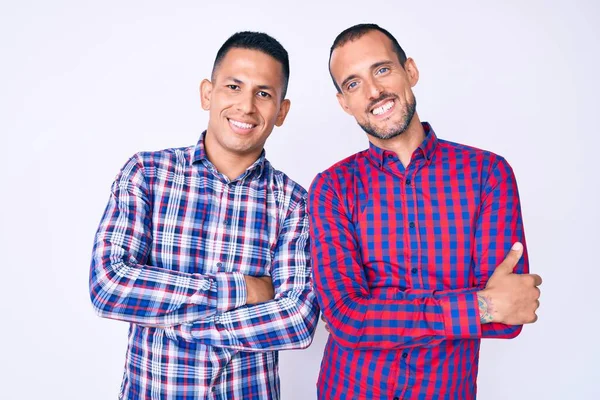 Joven Pareja Gay Dos Hombres Vistiendo Ropa Casual Cara Feliz — Foto de Stock