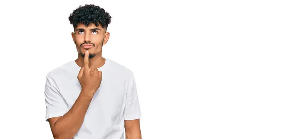 Jovem Árabe Homem Vestindo Casual Branco Shirt Pensamento Concentrado Sobre — Fotografia de Stock