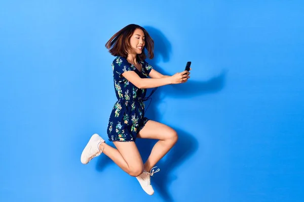 Νεαρή Όμορφη Κινέζα Που Πηδάει Χαμόγελο Στο Πρόσωπο Κάντε Selfie — Φωτογραφία Αρχείου