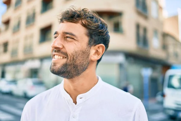 Homem Bonito Com Barba Vestindo Camisa Branca Casual Dia Ensolarado — Fotografia de Stock