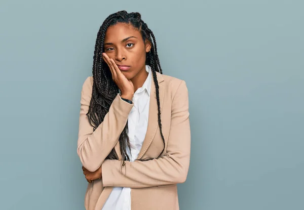 Africano Americano Mulher Vestindo Jaqueta Negócios Pensando Que Parece Cansado — Fotografia de Stock