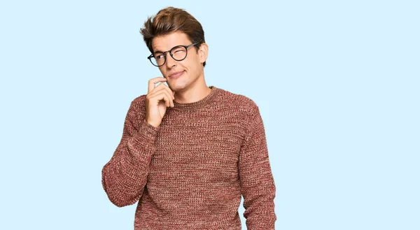 カジュアルなセーターと眼鏡を身に着けているハンサムな原因アジアの男性深刻な顔顎に手で質問について考えて 混乱のアイデアについて思慮深い — ストック写真