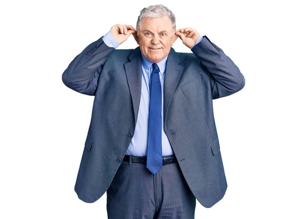 Älterer Grauhaariger Mann Business Jacke Lächelnd Mit Fingern Ohren Zuziehend — Stockfoto